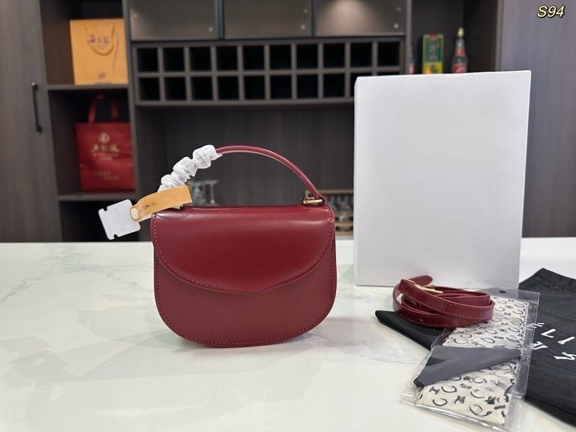 Simple shoulder bag, versatile and fashionable daily handbag