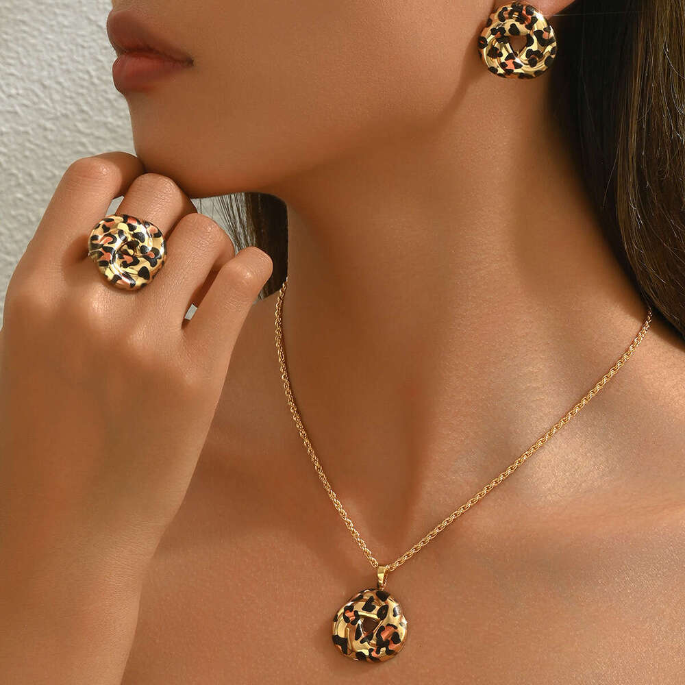 Wind Women's Ring Necklace Earring Set Geometric Circle Leopard Print Design Pendant Clavicle Chain Jewelry