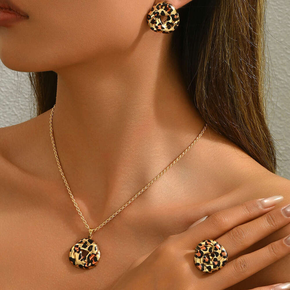 Wind Women's Ring Necklace Earring Set Geometric Circle Leopard Print Design Pendant Clavicle Chain Jewelry