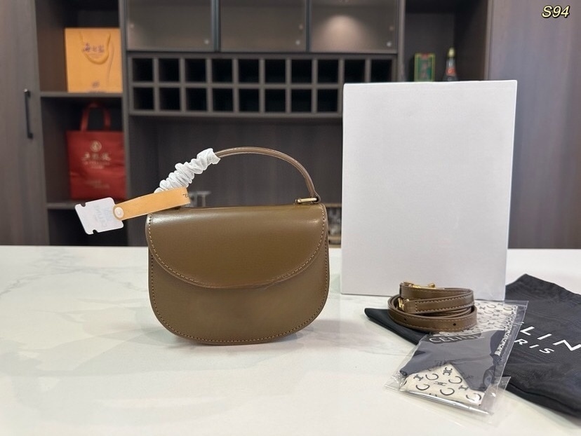 Simple shoulder bag, versatile and fashionable daily handbag