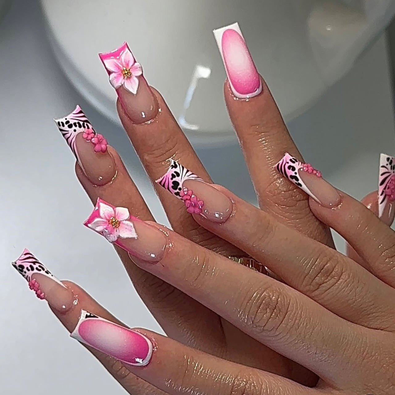 Hot Sale Medium Tube False Fashion French Leopard Sweet Flower 3D Carved Wearable Nails Finished Product