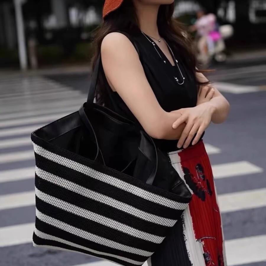 2025 New Black and White Striped Tote Bucket Woven Large Capacity Shoulder Bag ddmymoon