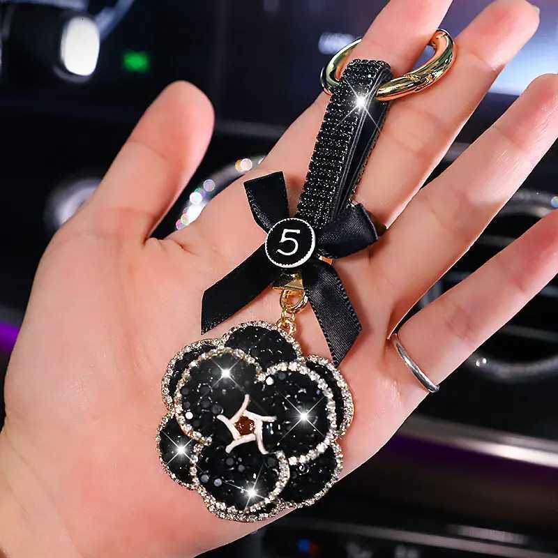 High-grade creative camellia keychain for male and female couples personalized bag pendant car keychain Z250816