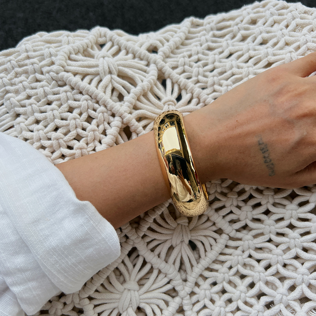 2025 New Arrival Women Luxury Inspired Red Sleek Open Cuff Bracelet Minimalist Curved Spring Design for Effortless Elegance