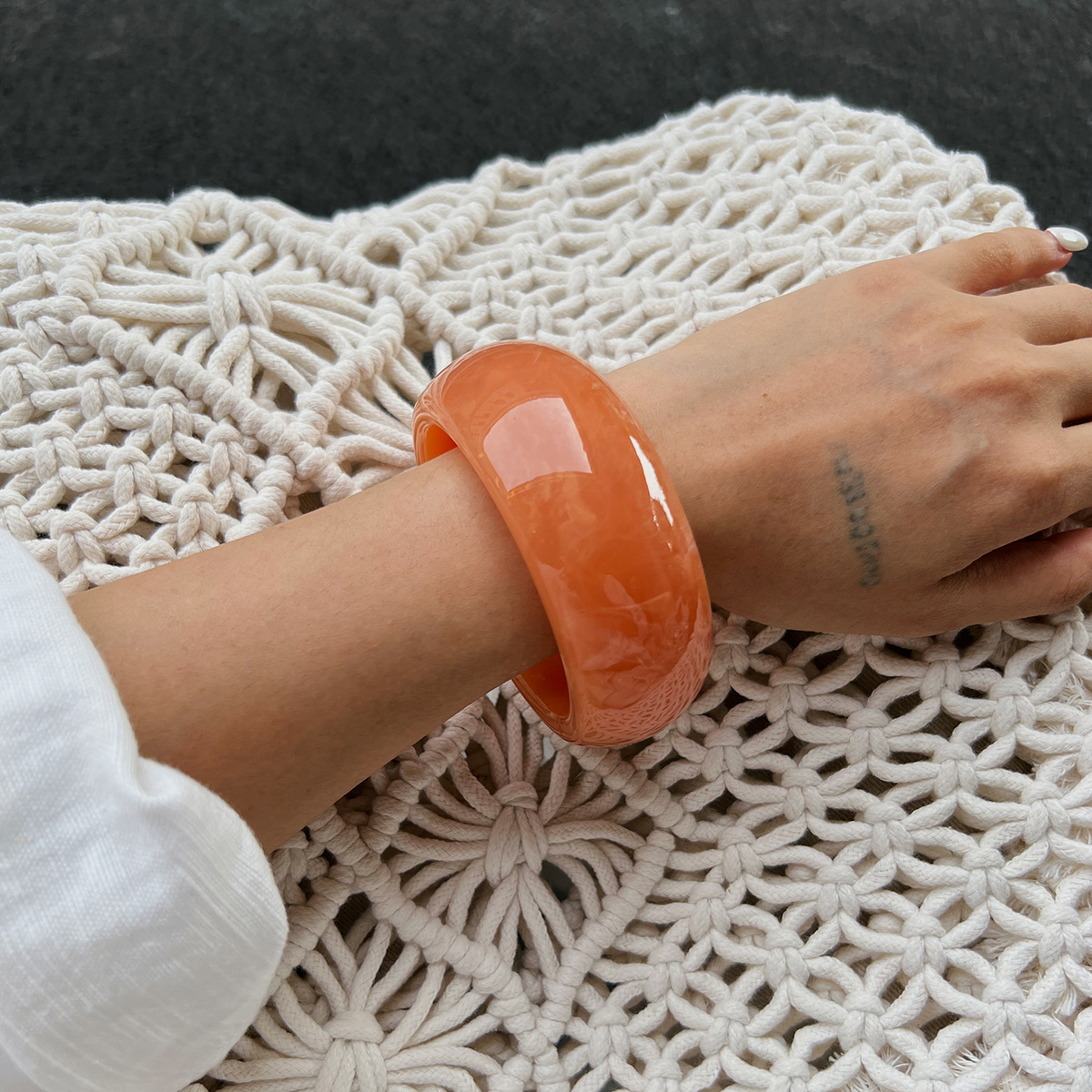 2025 New Arrival Women Luxury Inspired Red Sleek Open Cuff Bracelet Minimalist Curved Spring Design for Effortless Elegance
