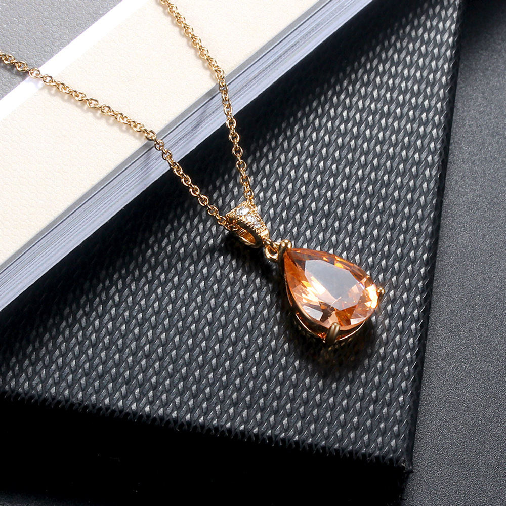2025 New Arrival Women Niche Designed Champagne Teardrop Gemstone Pendant Necklace Elegant Versatile Collarbone Chain for Everyday Sophistication