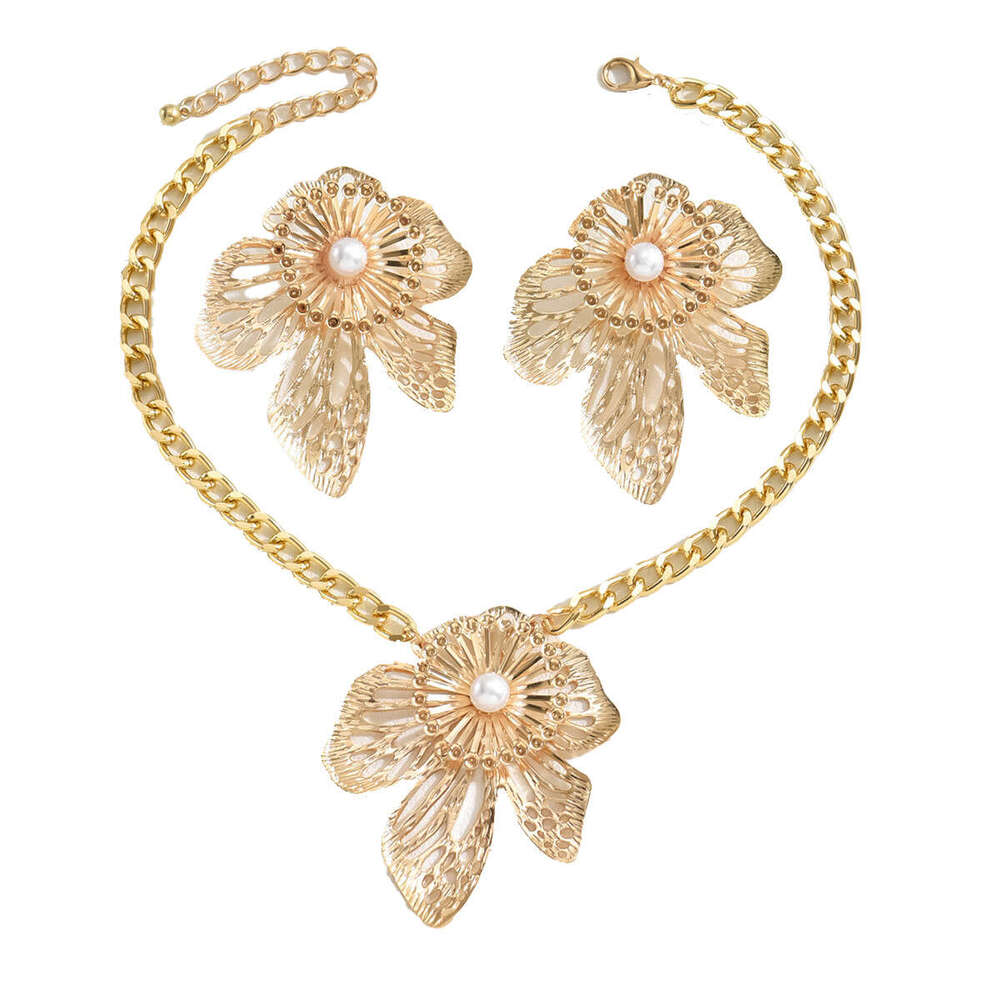 Metallic Style Women's Flower and Earring Set with Pearl Inlay, Niche Design Twist Chain Necklace
