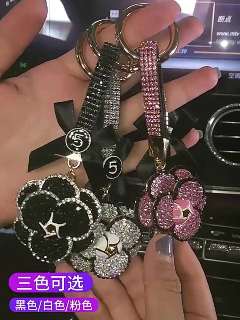 High-grade creative camellia keychain for male and female couples personalized bag pendant car keychain Z250816