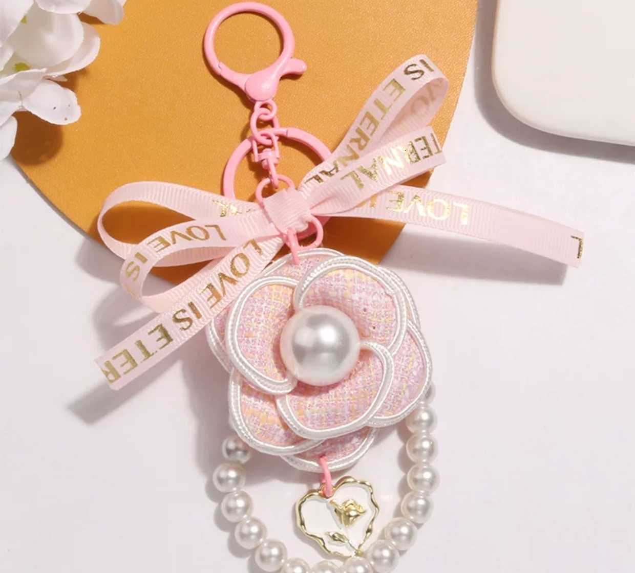 Elegant PU Leather Rose Camellia Flowers Imitation Pearls Chain Keychain For Women Trinket Ring Car Bag Pendant Charm X489 Z250816