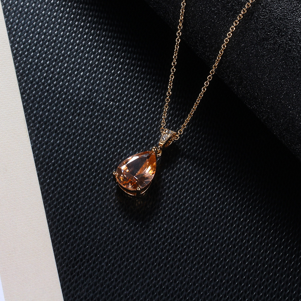 2025 New Arrival Women Niche Designed Champagne Teardrop Gemstone Pendant Necklace Elegant Versatile Collarbone Chain for Everyday Sophistication
