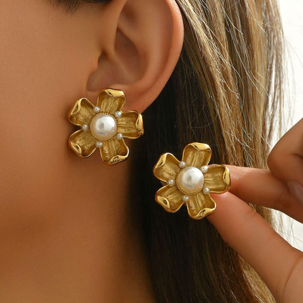 Stylish Earrings for Women with Unique Flower and Pearl Inlay, Niche Light Design Ear Jewelry