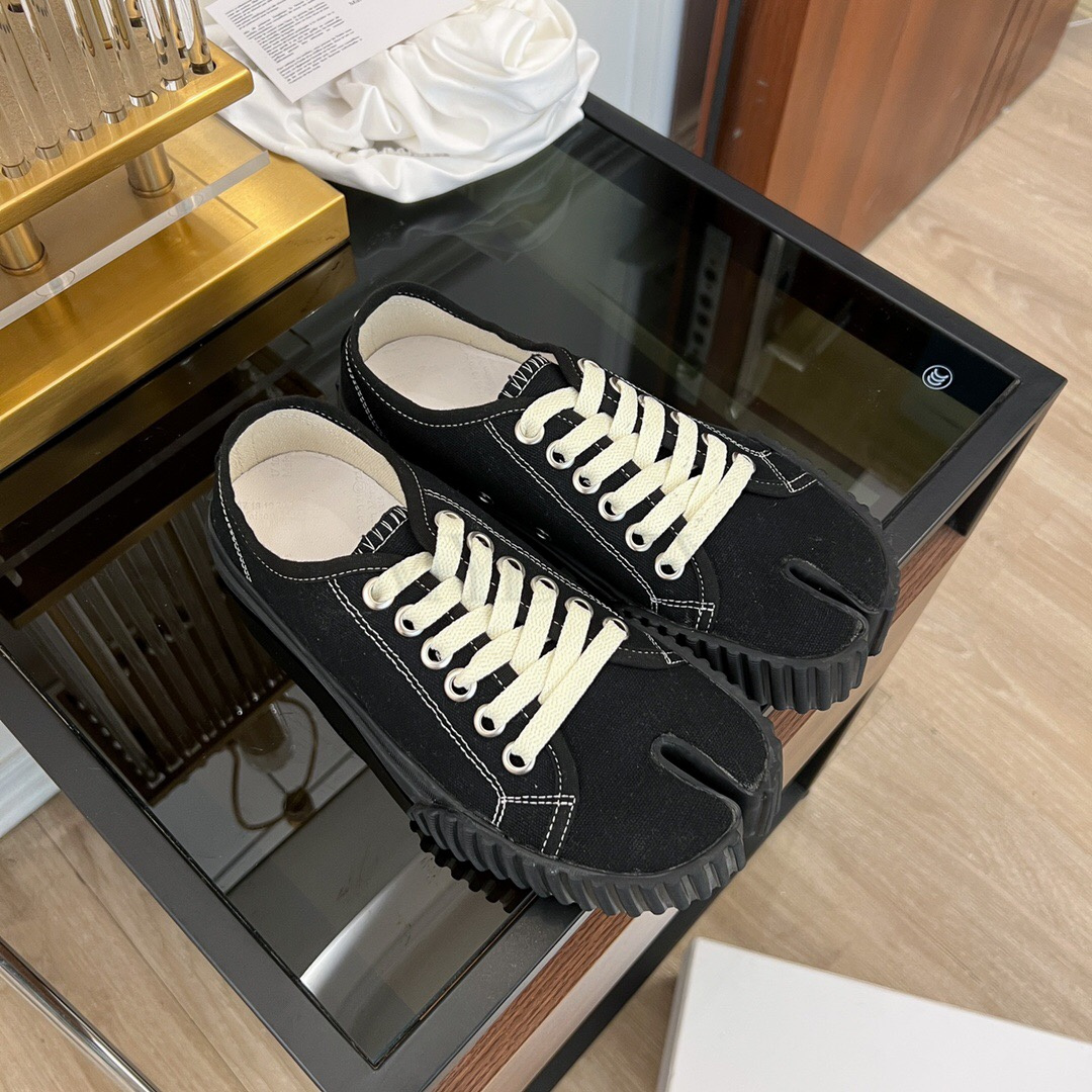 2025 Designer Tabi Casual canvas men women Split-toe lace-up Black white brown Graffiti upper flat trainer Outdoor sneakers shoes 78xx