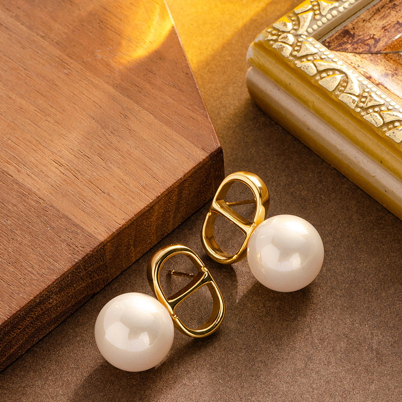 Fashion High Version Letter Artificial Pearl Earrings for Women Daily Versatile High-end Sier Needle Ear Jewelry