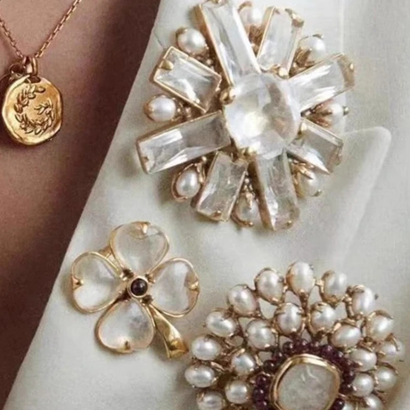Vintage Transparent Crystal Pearl Top Quality Brooch Woman European Jewelry Party Dinner Trend 250812