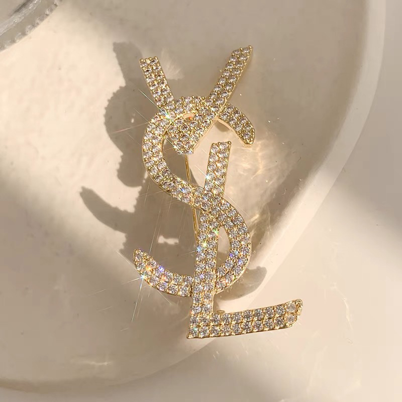 New women's corsages overcoats trendy designs for 2025 accessories letter pins, exquisite and high-end sweaters brooches