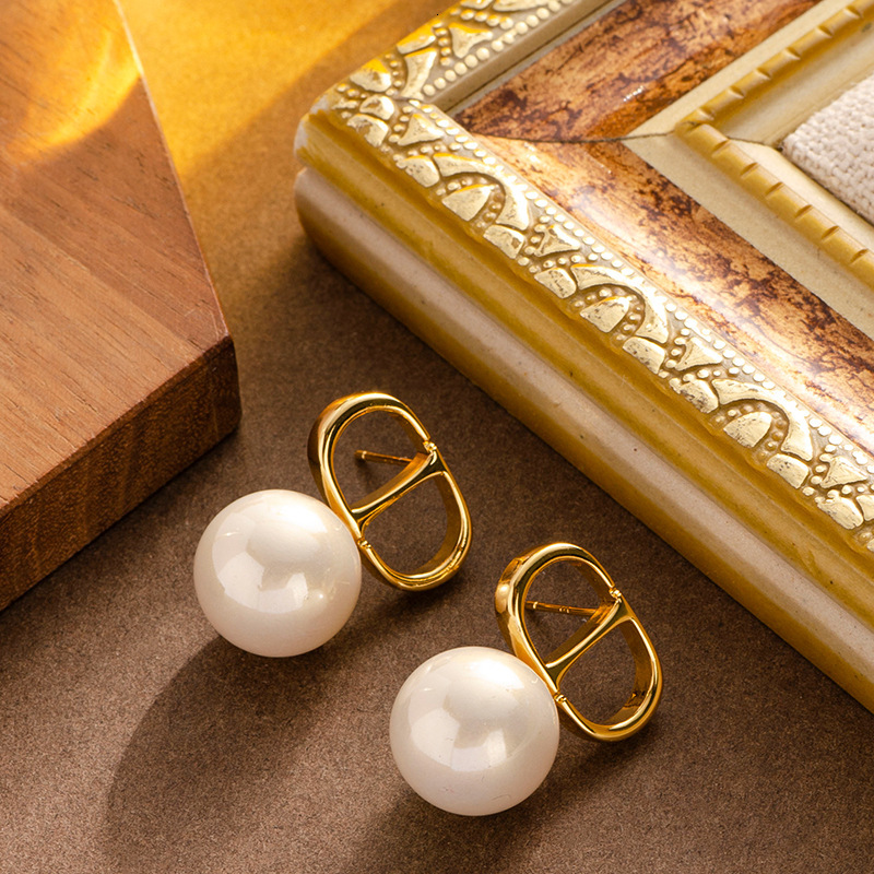 Fashion High Version Letter Artificial Pearl Earrings for Women Daily Versatile High-end Sier Needle Ear Jewelry