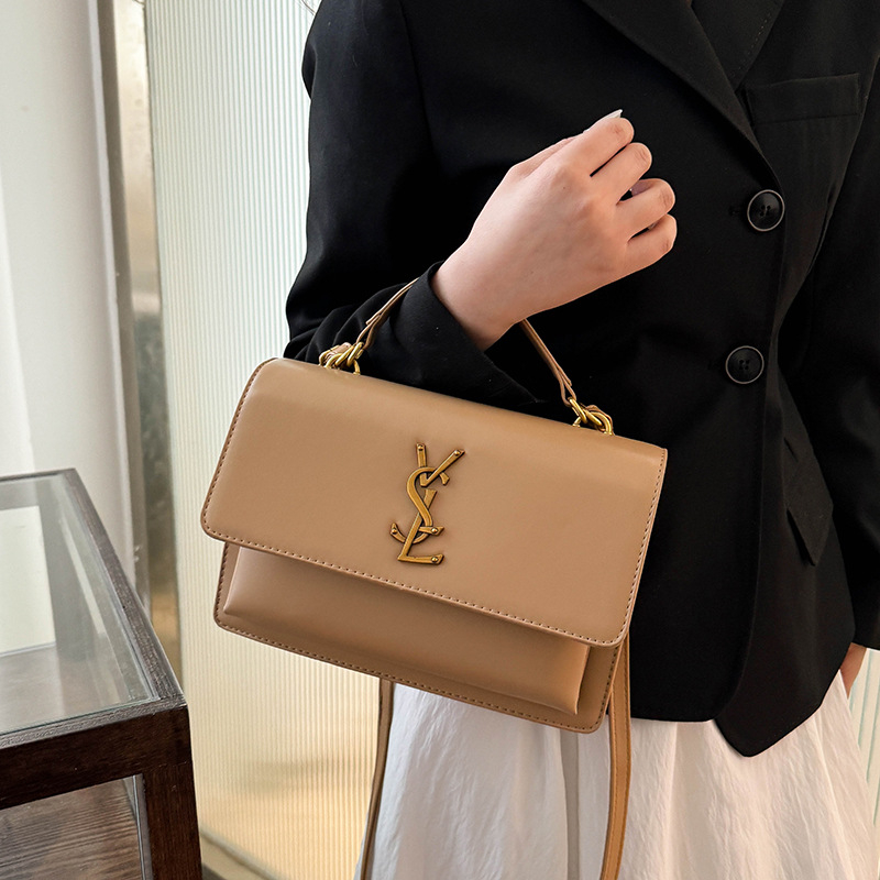 Designer bag free shipping hot Light luxury outdoor casual flap bag versatile classic fashion vintage letter shoulder bag for woman