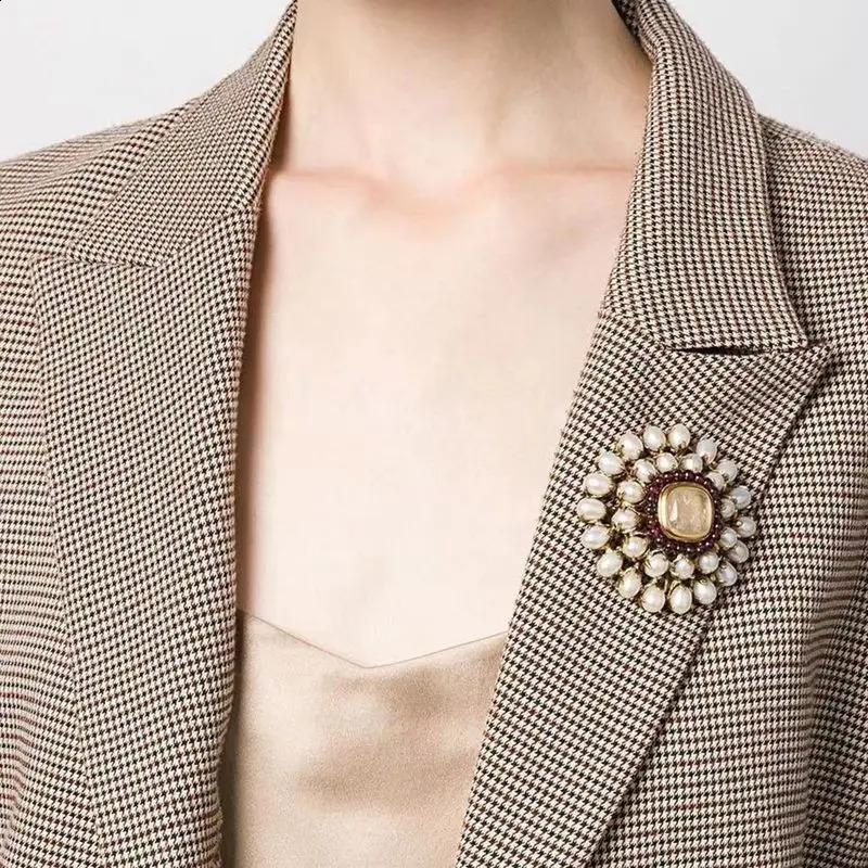 Vintage Transparent Crystal Pearl Top Quality Brooch Woman European Jewelry Party Dinner Trend 250812