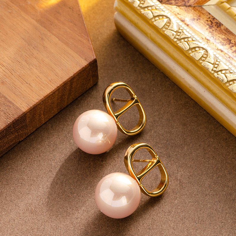 Fashion High Version Letter Artificial Pearl Earrings for Women Daily Versatile High-end Sier Needle Ear Jewelry