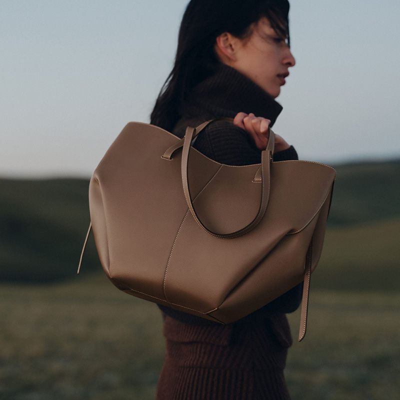 Classic Elegant Style Large Capacity Wing Bag Crossbody Handbag Retro European American Niche Bucket Armpit Tote Bag Fashion