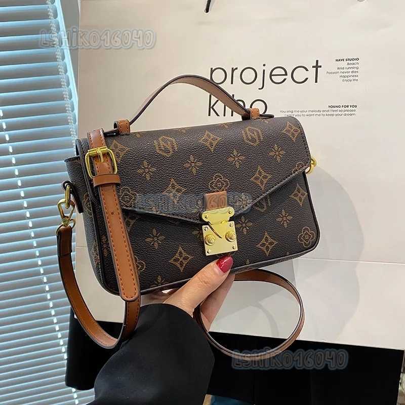 2025 New Designer Fashion Shoulder Bag High Quality Leather Womens Flap Tote Versatile Commuter Letter Printed Black Crossbody Baguette Bag H250818