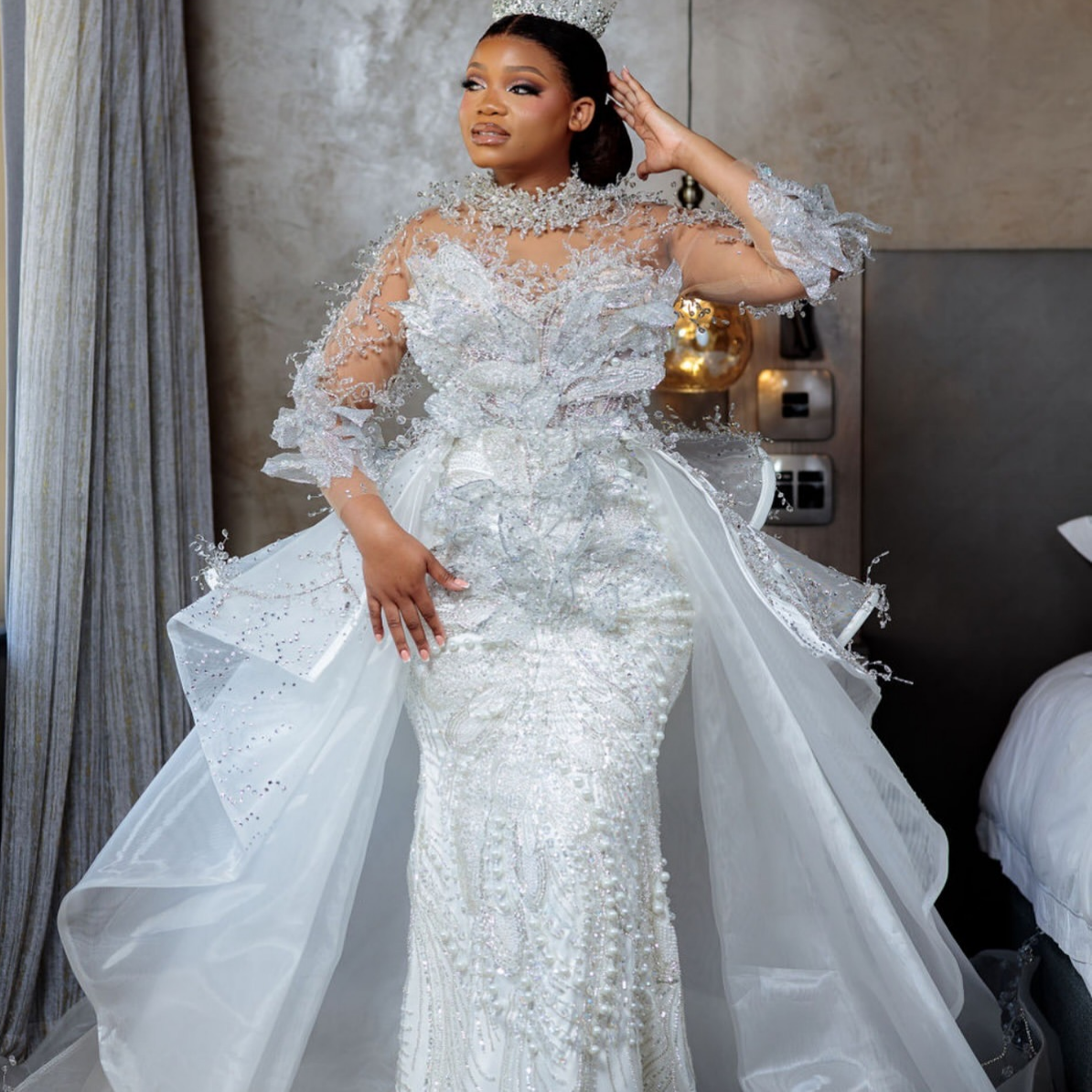 2025 Aso Ebi Plus Size Ivory Mermaid Wedding Dress Rhinestones Florals Sequined Lace Detachable Train Sparkly Bridal Gowns Dresses ZJ0681