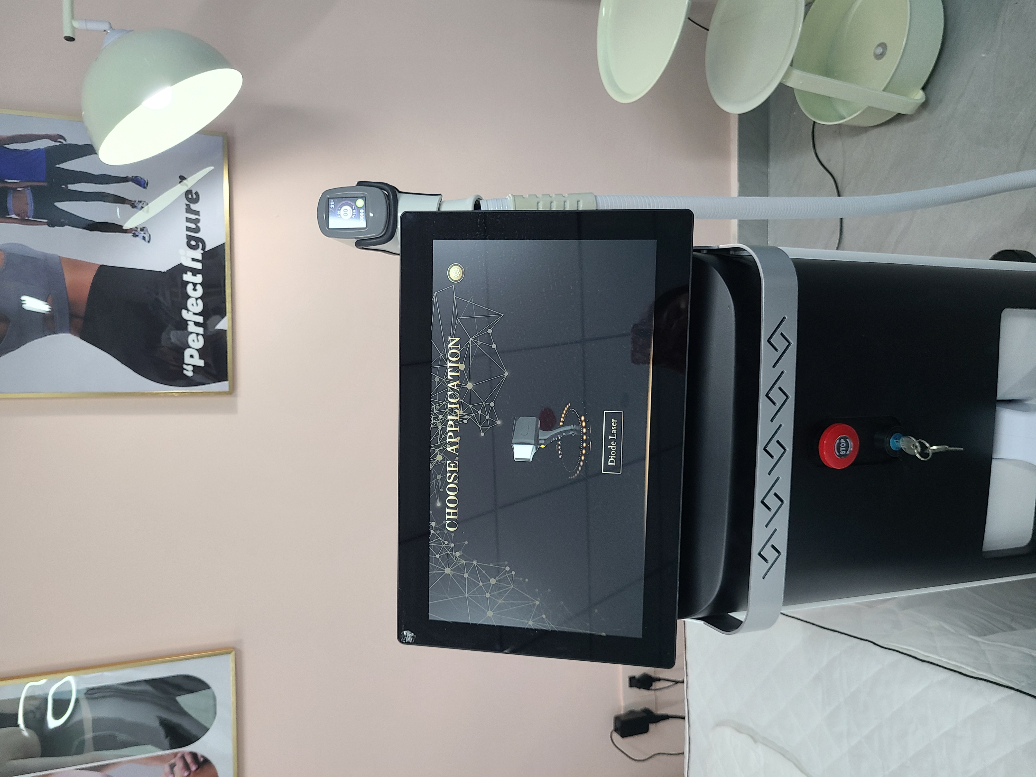 Painless 808nm Diode Laser Hair Removal Equipment Triple Wavelength 755 808 1064 Permanent Hair Reduction Machine For All Skin Types Beauty Salon Use