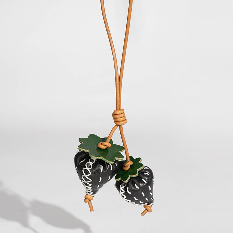 Bag Charms Designer pink three-dimensional charm strawberry for women men creative hand-sewn vegetable leather key chain pendant decoration