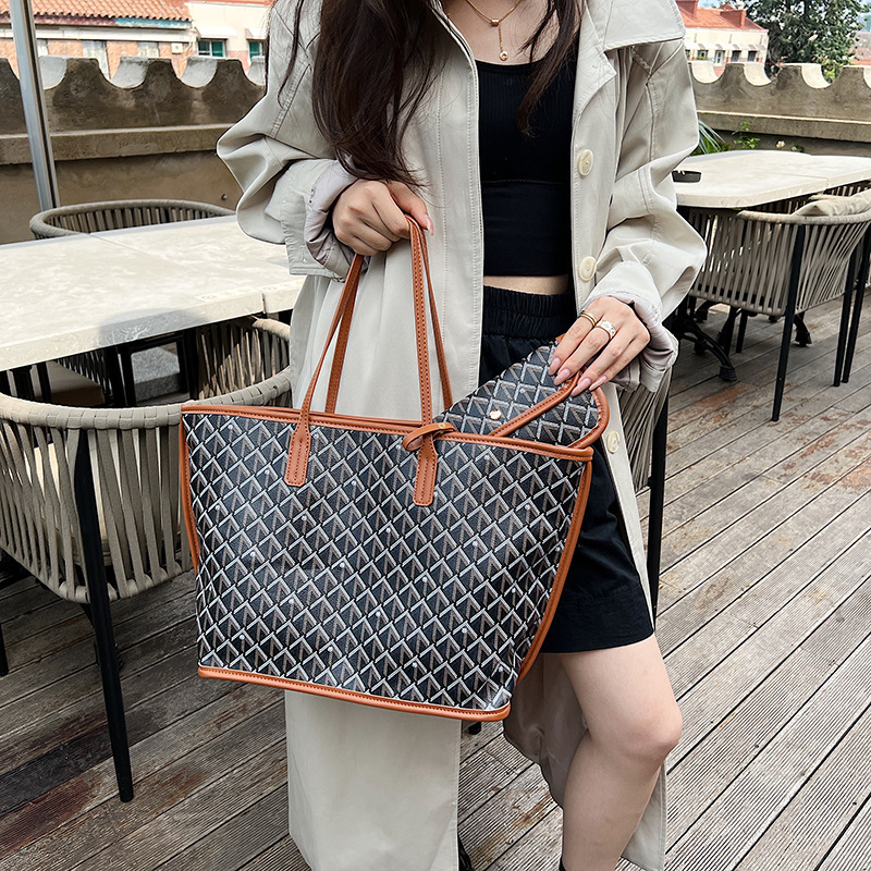 Large Capacity Tote Bag For Women 2025 New Spring Summer Retro Fashion Single Luxury Bag Shoulder Bag Casual Designer Pack Commuter Women's Bag
