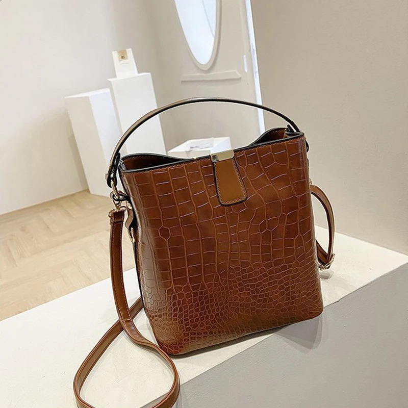 Vintage Alligator Leather Handbag Shoulder Crossbody Bags Fashion Female Bucket Bag Large Capacity Women Tote 250815