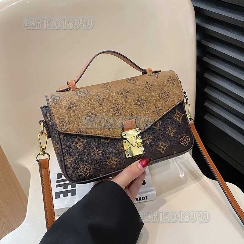 2025 New Designer Fashion Shoulder Bag High Quality Leather Womens Flap Tote Versatile Commuter Letter Printed Black Crossbody Baguette Bag H250818