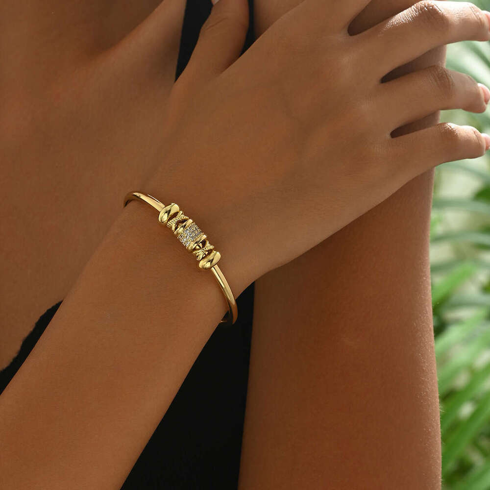 Jewelry Bracelet Korean Style Women's Minimalist Bangle with Unique Inlaid Zircon Geometric Niche Design High-end Jewelry Everyday wear and exqui