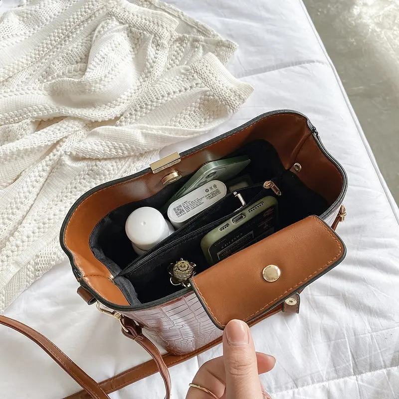 Vintage Alligator Leather Handbag Shoulder Crossbody Bags Fashion Female Bucket Bag Large Capacity Women Tote 250815