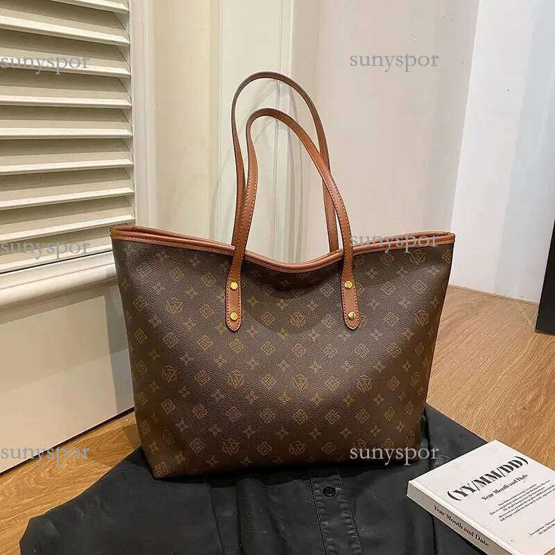 Designer 2025 new tote crossbody shoulder fashionable and high-quality handbag versatile bag essential fashion bags