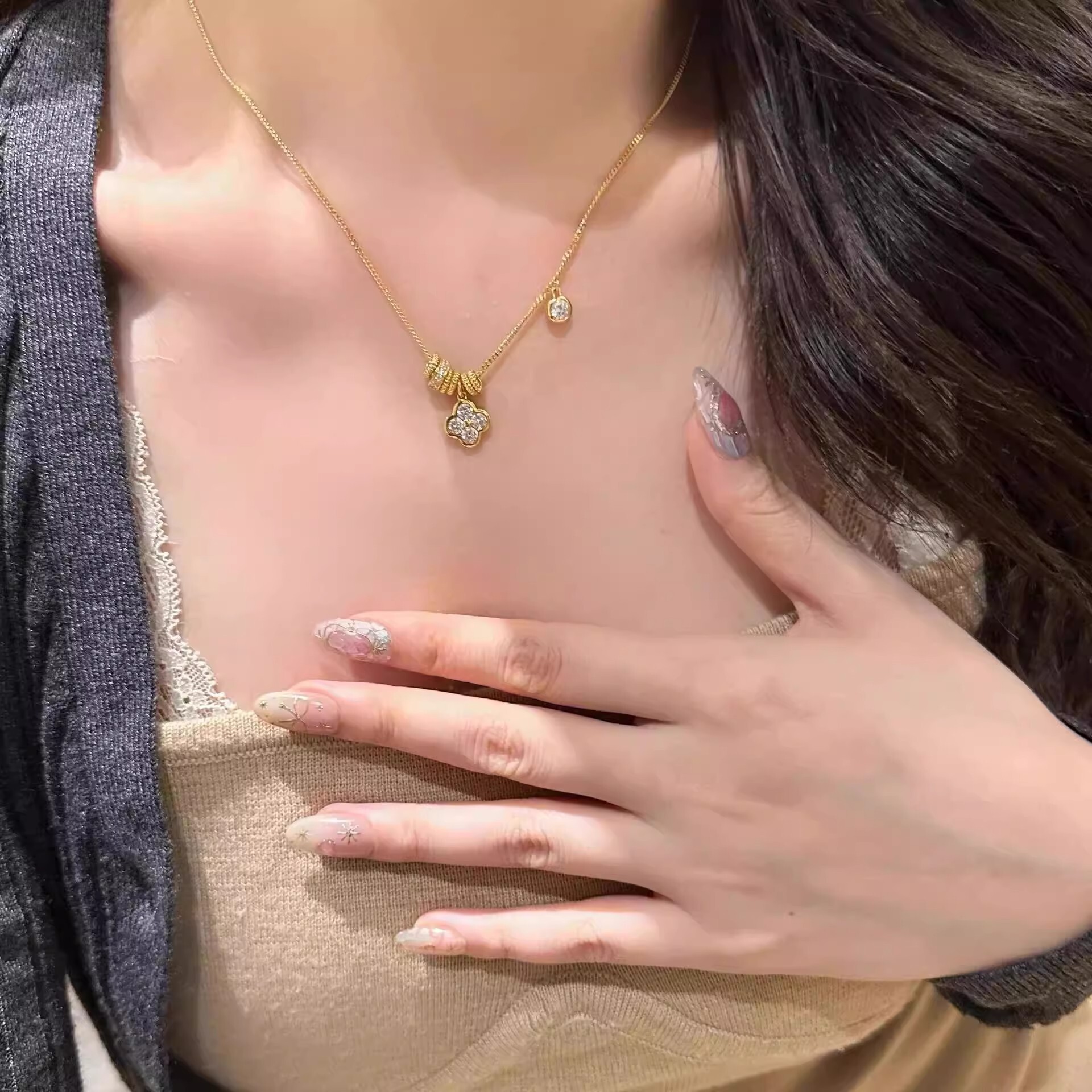 Cool Sensation Running Ring Leaf Flower Necklace for Women 2025 New Design Sense Clavicle Exquisite High-End Neck Chain