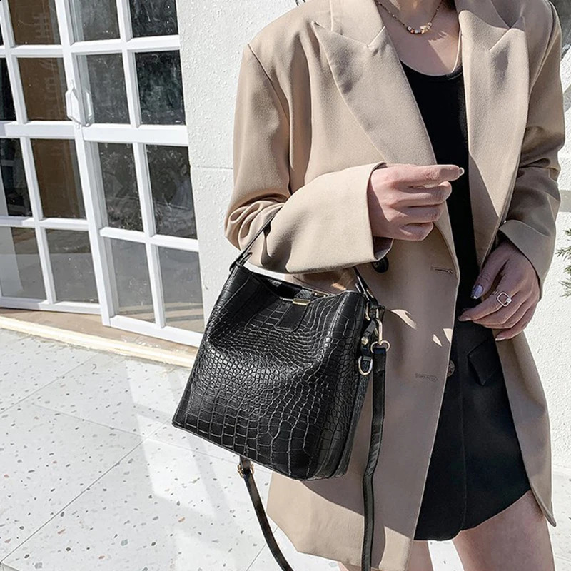 Vintage Alligator Leather Handbag Shoulder Crossbody Bags Fashion Female Bucket Bag Large Capacity Women Tote 250815