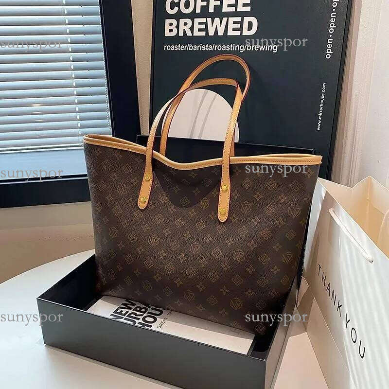 Designer 2025 new tote crossbody shoulder fashionable and high-quality handbag versatile bag essential fashion bags