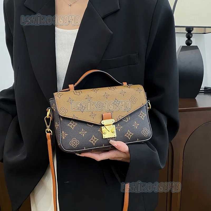 2025 New Designer Fashion Shoulder Bag High Quality Leather Womens Flap Tote Versatile Commuter Letter Printed Black Crossbody Baguette Bag H250818