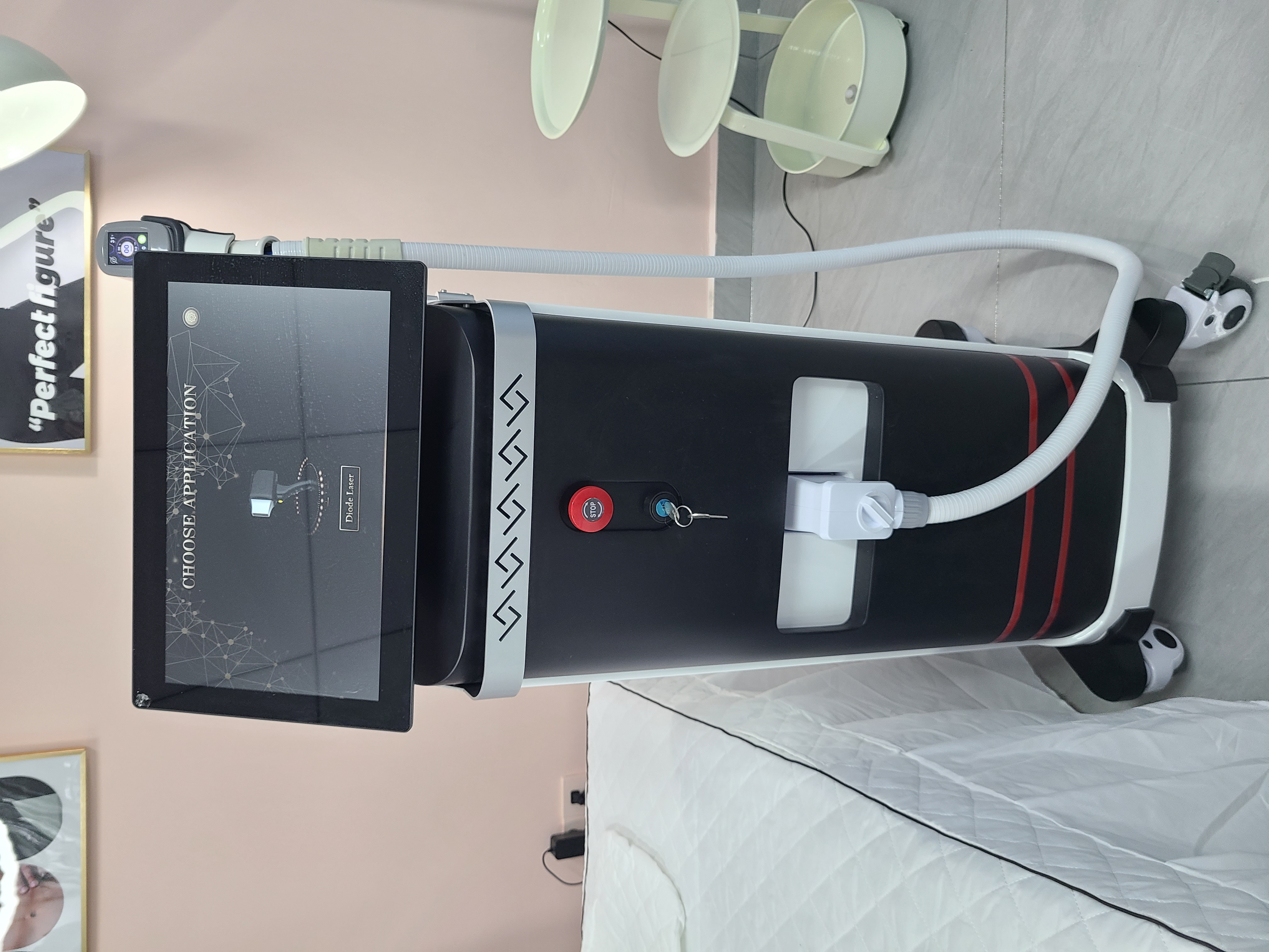 Painless 808nm Diode Laser Hair Removal Equipment Triple Wavelength 755 808 1064 Permanent Hair Reduction Machine For All Skin Types Beauty Salon Use