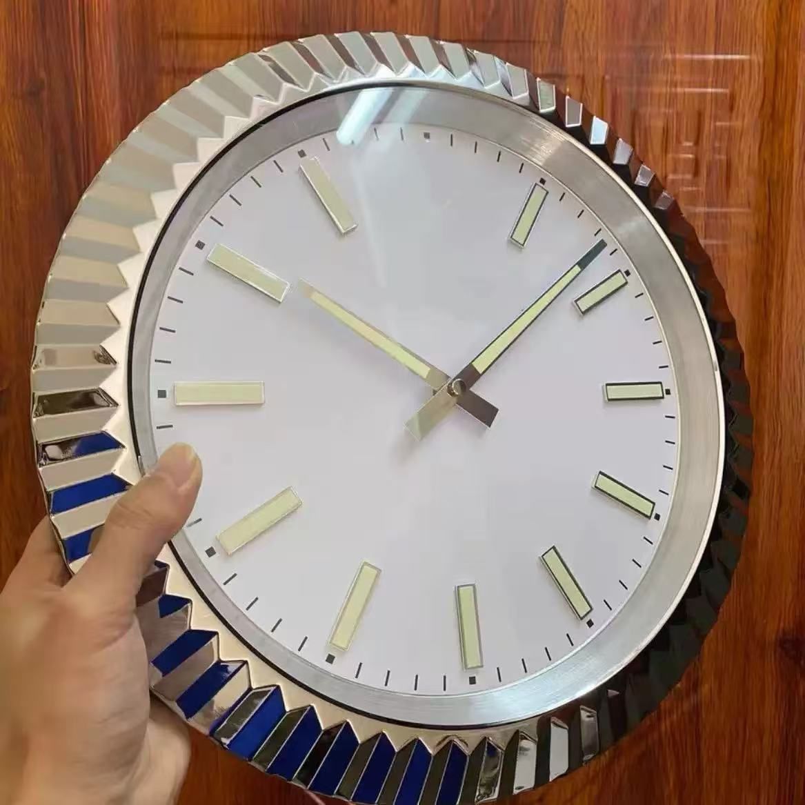 Silent Luminous Wall Clock Modern Metal Design Large Stainless Steel Clock with Date Display Ideal for Home Decor 1224 Hour W250924