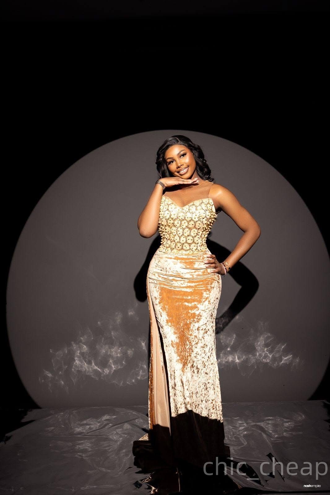 2025 Plus Size Gold Mermaid Mother Of Bride Dresses Lace Beaded Velvet Sheer Neck Evening Party Mama's Dress Vintage Birthday Wedding Guest Groom