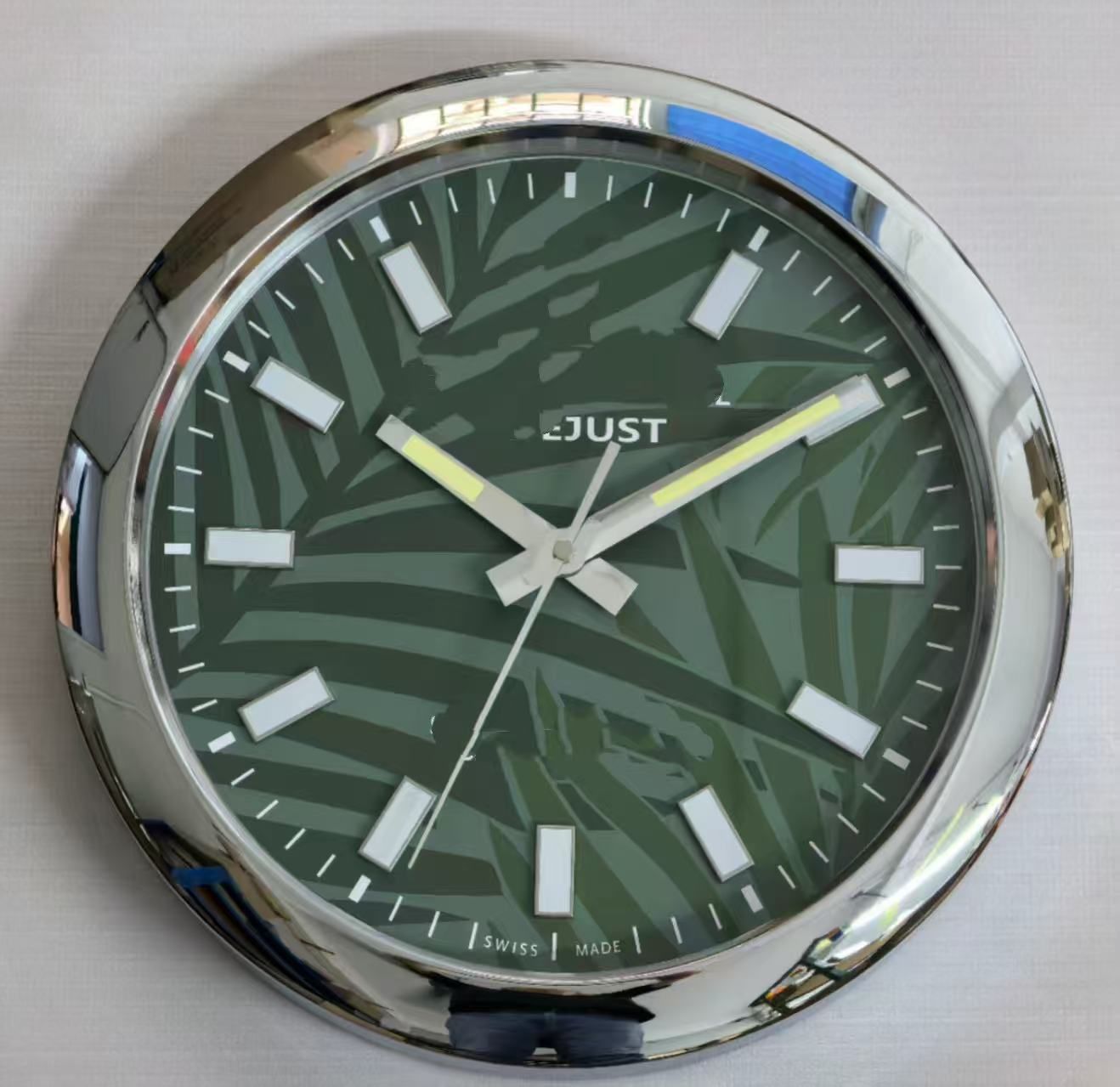 Silent Luminous Wall Clock Modern Metal Design Large Stainless Steel Clock with Date Display Ideal for Home Decor 1224 Hour W250924