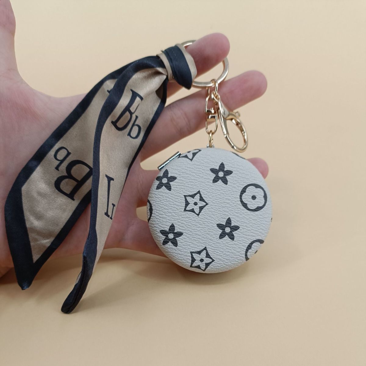 Designer car keychain pendant decorations, mini portable makeup mirrors, and bag accessories 250818
