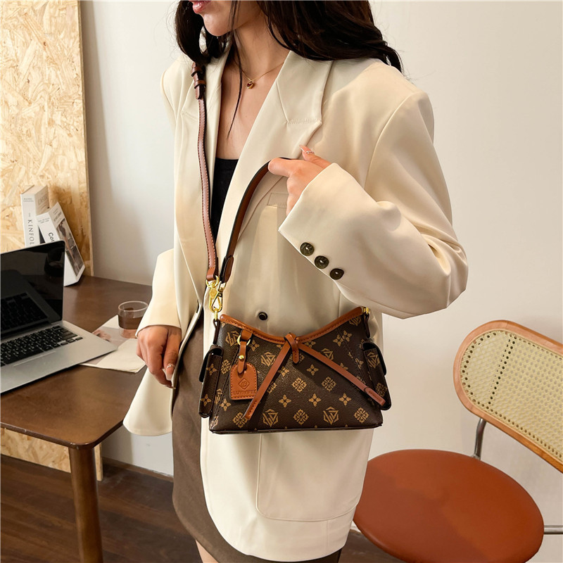Designer shoulder bag free shipping New printed versatile fashionable tote bag large capacity casual hobos bag for women