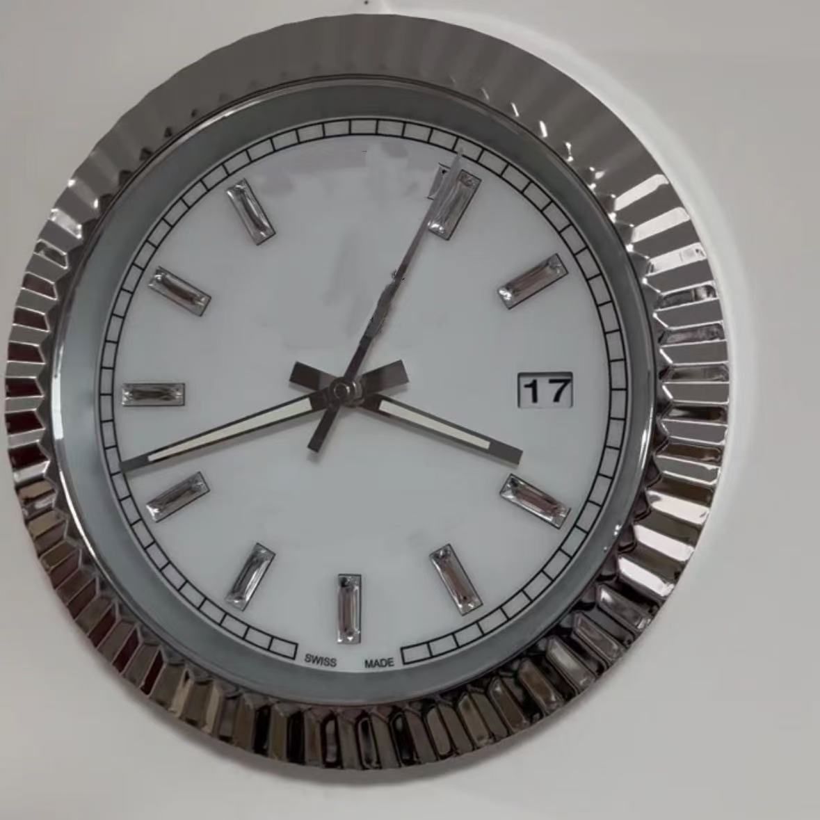 Silent Luminous Wall Clock Modern Metal Design Large Stainless Steel Clock with Date Display Ideal for Home Decor 1224 Hour W250924