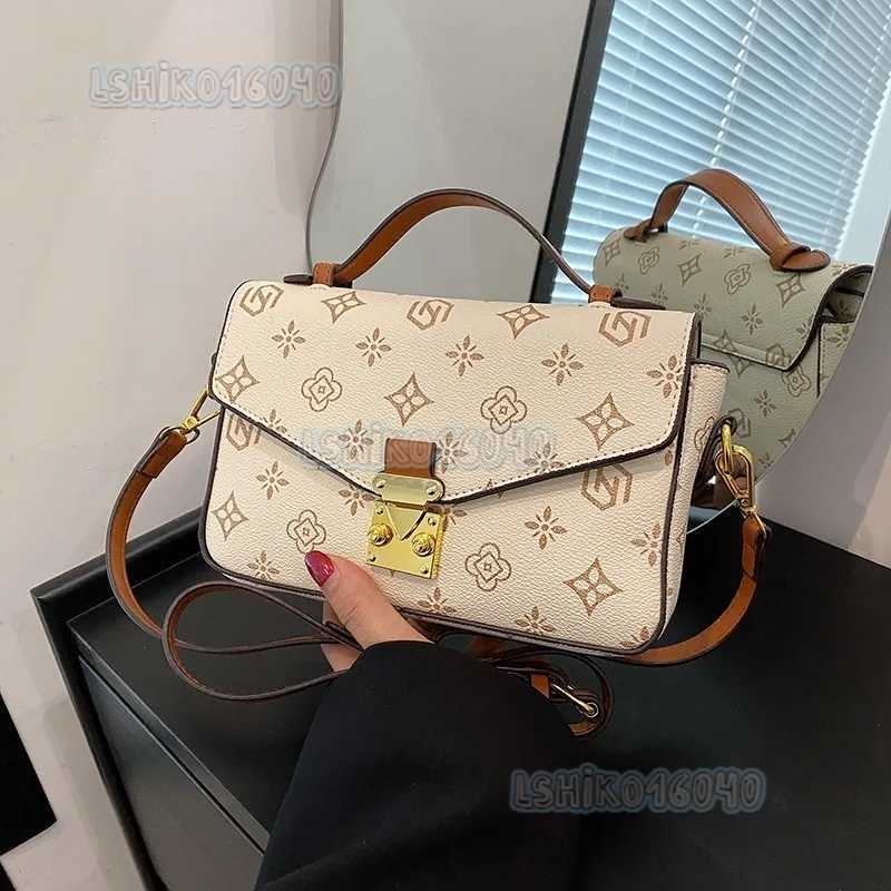 2025 New Designer Fashion Shoulder Bag High Quality Leather Womens Flap Tote Versatile Commuter Letter Printed Black Crossbody Baguette Bag H250818