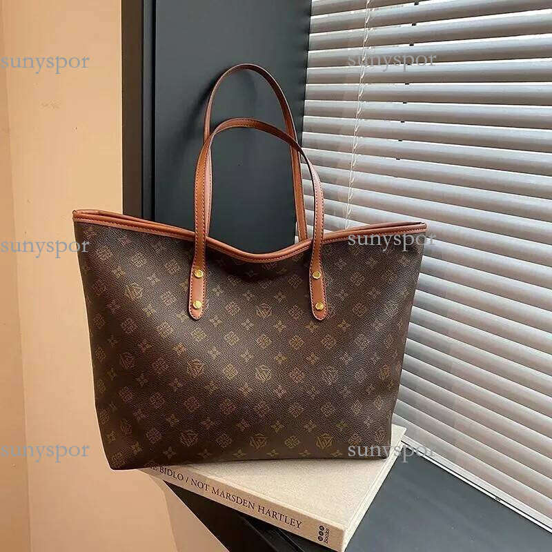 Designer 2025 new tote crossbody shoulder fashionable and high-quality handbag versatile bag essential fashion bags