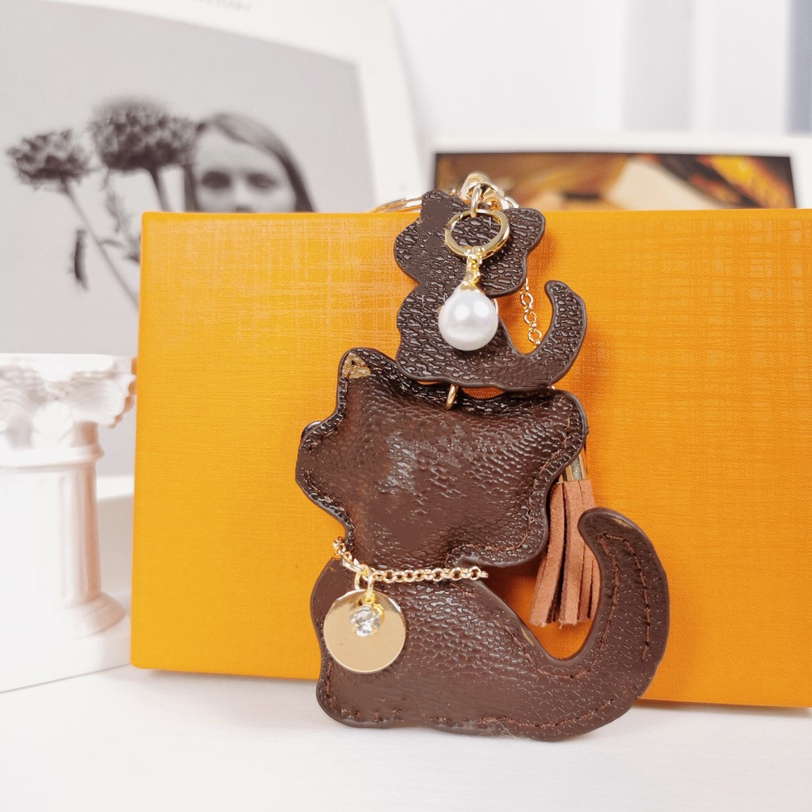 ZIHC818 Brown Pebbled Leather Keychain with Gold Chain & Pearl Pendant - Cute Animal Shape Car Key Ring for Women Men Handbag Purse Decoration