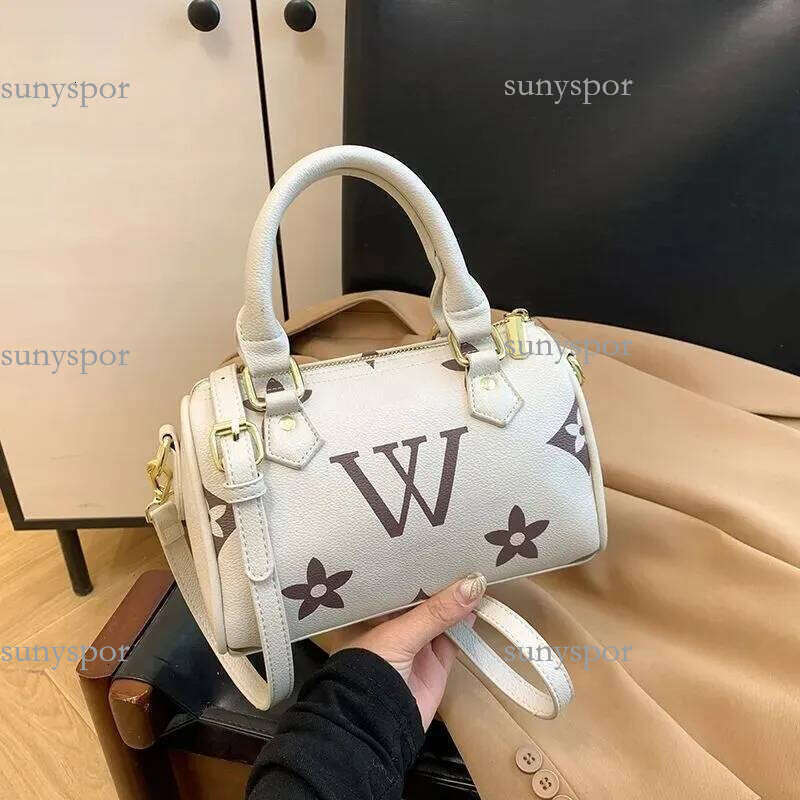 Designer 2025 new casual handbag fashion chain crossbody bag women's mini large capacity