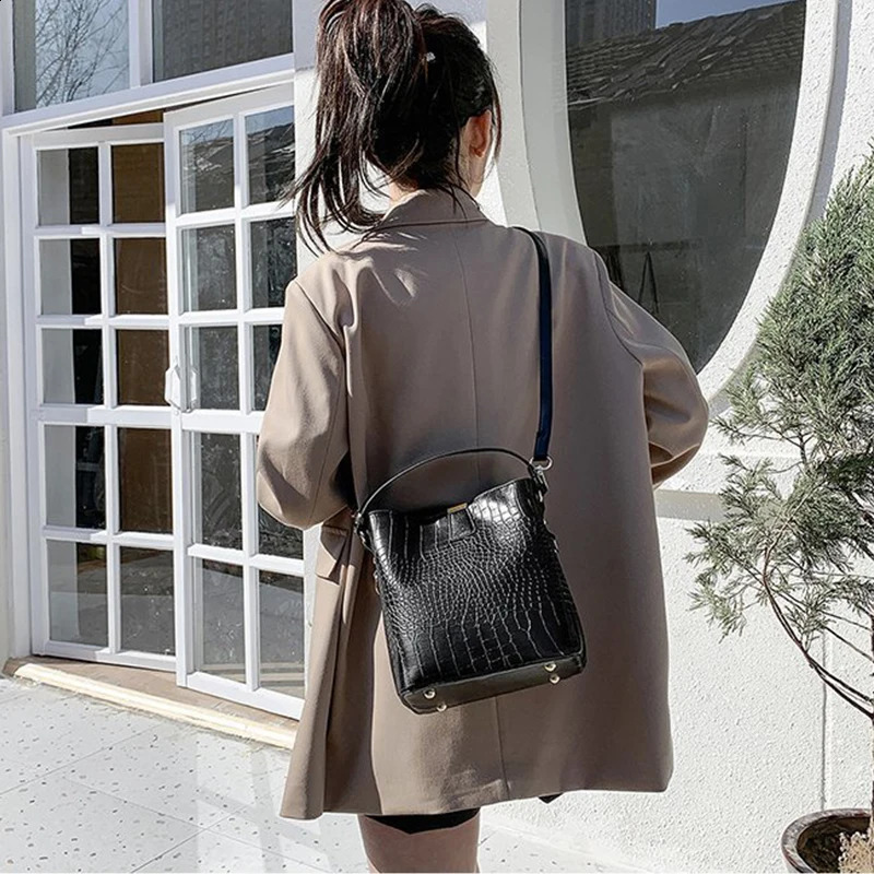 Vintage Alligator Leather Handbag Shoulder Crossbody Bags Fashion Female Bucket Bag Large Capacity Women Tote 250815